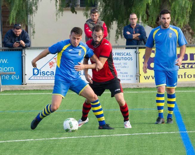 Quel Enrich protege el balón ante un rival (Foto: futbolbalear.es)