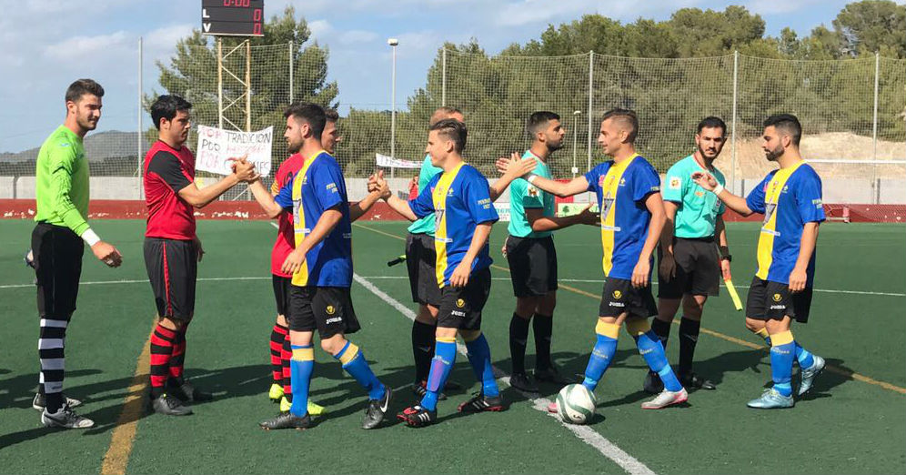 Saludos antes del inicio del encuentro (Foto: futbolbalear.es)