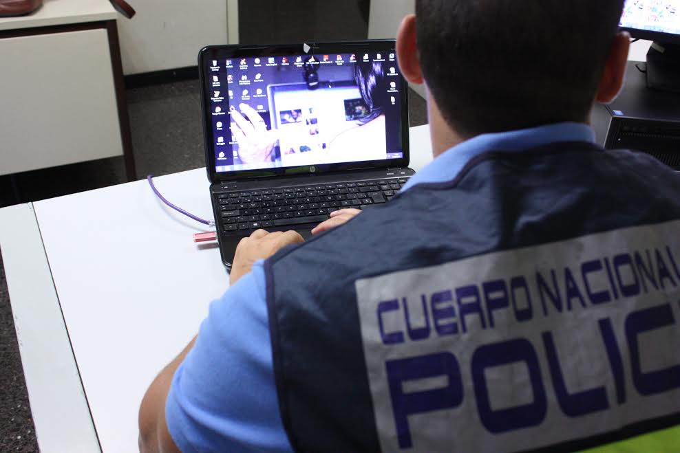 Un policía, rastreando una página de internet.