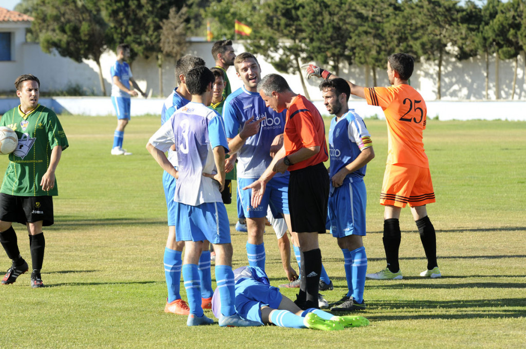 Un jugador del Sporting, en el suelo tras recibir una entrada (Foto: Tolo Mercadal)