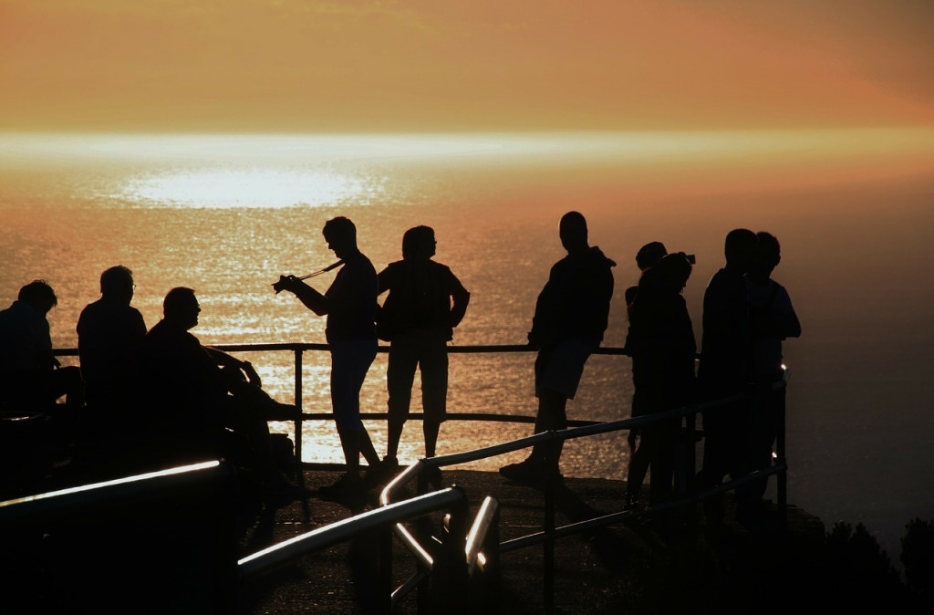 Turistas fotografiando la puesta de sol