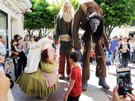 (Fotos) un espectacular pasacalles inaugura el festival de teatro infantil