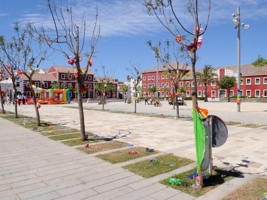 (Fotos) Floreix Es Castell llena de colorido el casco urbano