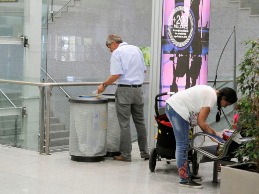 La huelga de limpiadoras en el aeropuerto arranca con tranquilidad