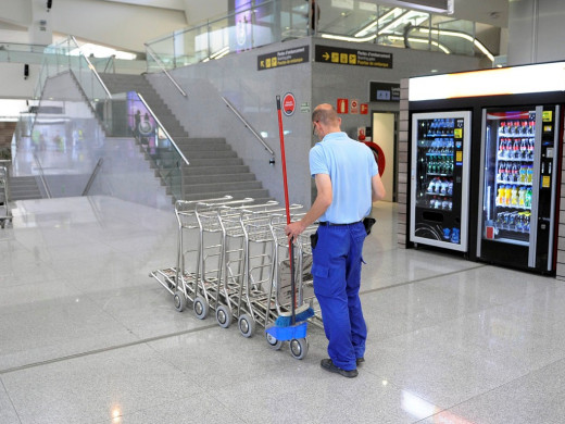 La huelga de limpiadoras en el aeropuerto arranca con tranquilidad