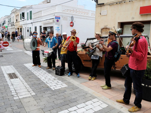 (Fotos) Maó y Sant Lluís viven su fiesta floral