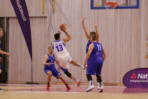 Acción del partido de baloncesto.