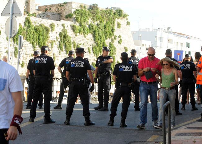 Agentes de la Policía Local en el puerto de Ciutadella.