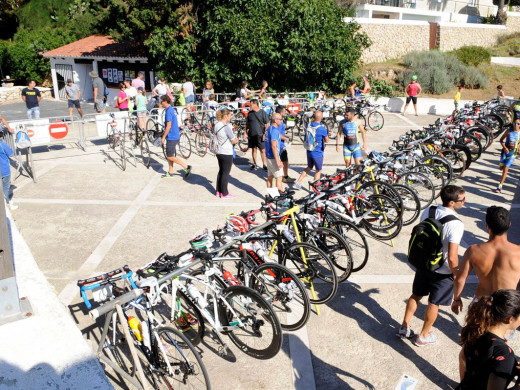 (Galería de fotos) Biel Forteza y Julia Rita reinan en el Triatló d’Es Castell