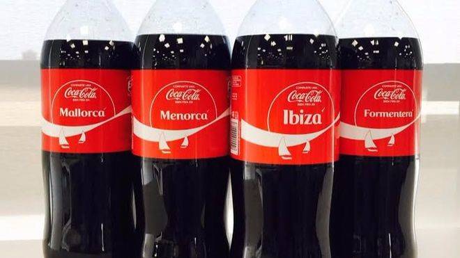 Botellas de Cocacola con el nombre de las islas