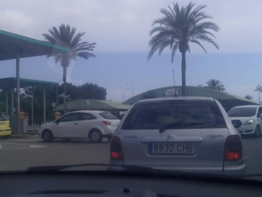 (Galería de fotos) Caos en el parking del aeropuerto de Menorca