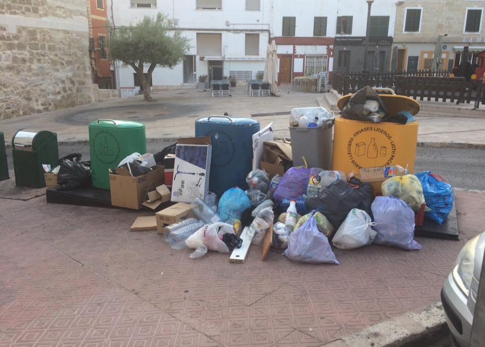 Cubos de basura en Maó.