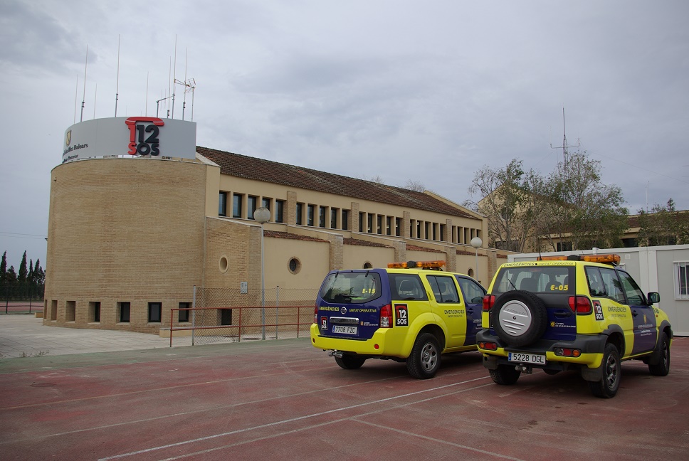 Edificio y coches del servicio de emergencias 112.