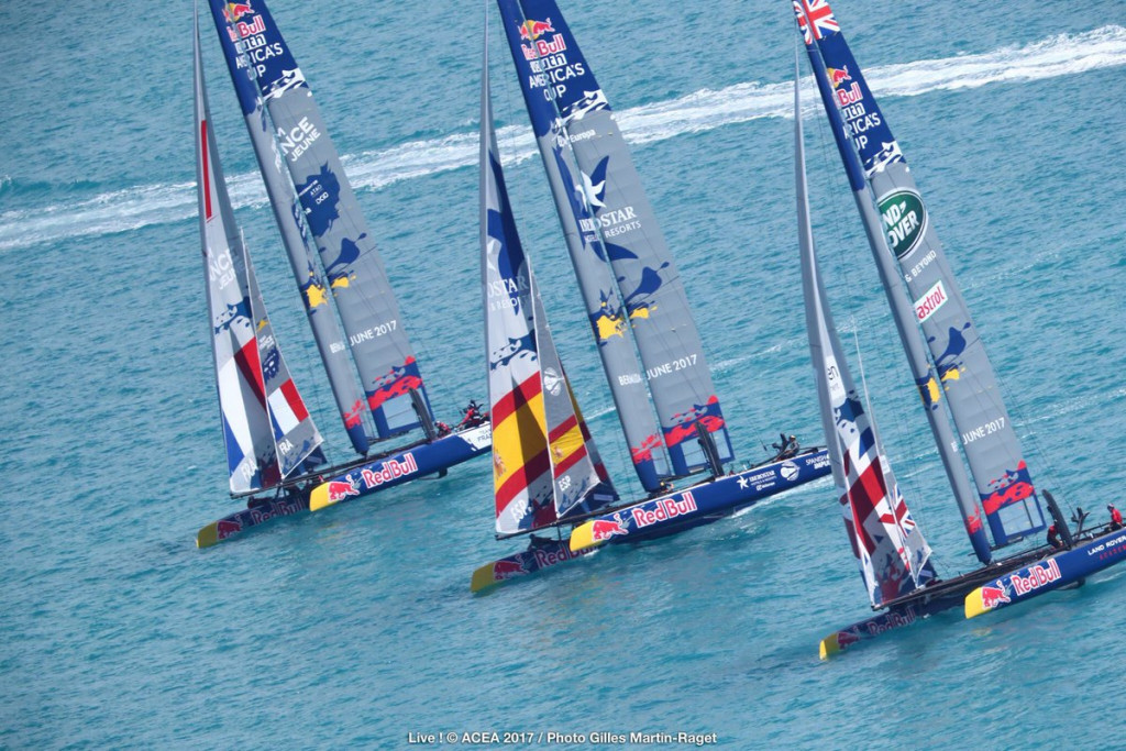 El Spanish Impulse, en el centro de la imagen, durante la regata.