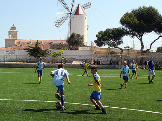 (Galería de fotos) Fútbol y goles para estrenar el nuevo césped en Es Castell