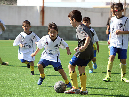 (Galería de fotos) Fútbol y goles para estrenar el nuevo césped en Es Castell