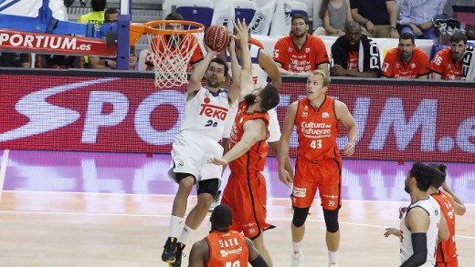 Espectacular tiro de Llull (Foto: ACB)