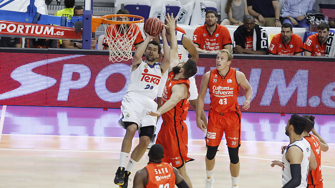 Espectacular tiro de Llull (Foto: ACB)