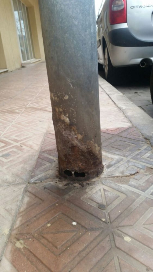 Un ejemplo es el de esta farola en Calle Sant Ciril, pero hay más