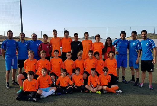 Foto de familia de técnicos y porteros (Foto: deportesmenorca.com)