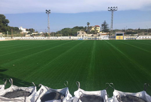 Imagen del campo de fútbol con el césped ya instalado (Foto: deportesmenorca.com)