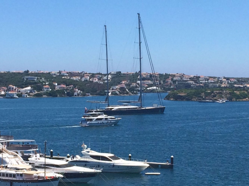 El yate 'Sybaris¡, en Menorca