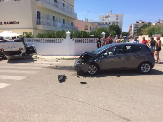 (Fotos) Espectacular accidente de coche en Ciutadella