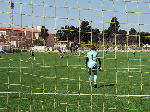 (Galería de fotos) Fútbol y goles para estrenar el nuevo césped en Es Castell