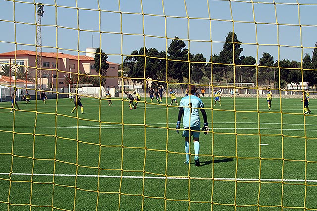 Imagen de uno de los partidos disputados en la inauguración de la nueva hierba (Fotos. deportesmenorca.com)