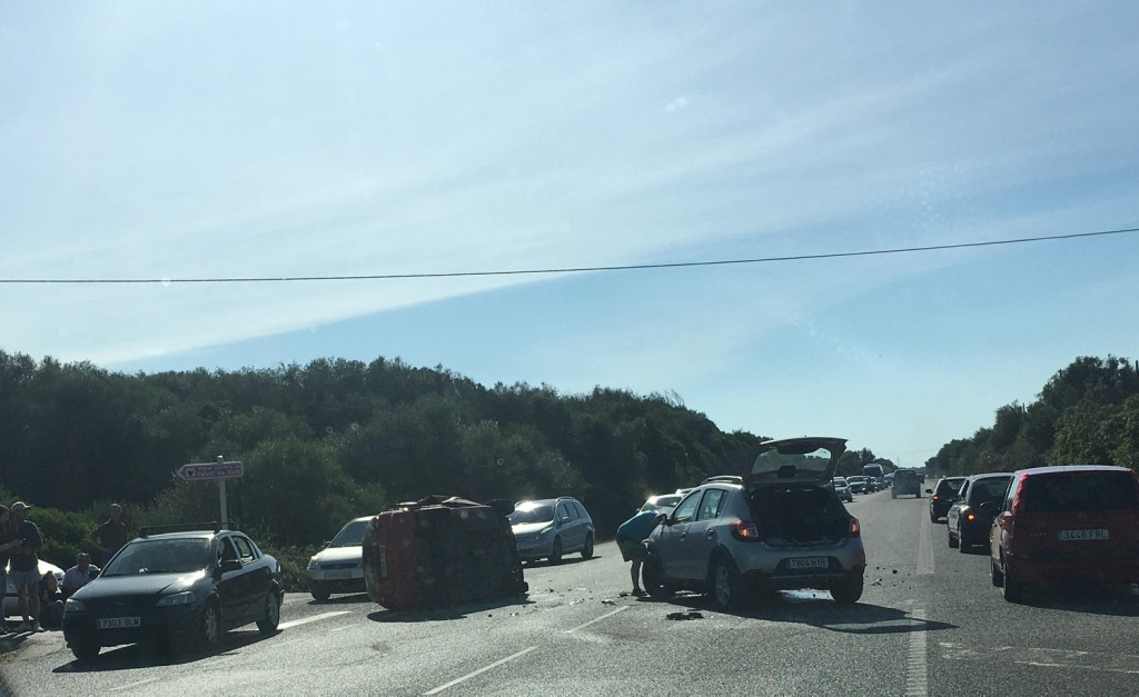 En la imagen se pueden observar los dos vehículos accidentados en Talatí. (Foto: Karlos Hurtado)