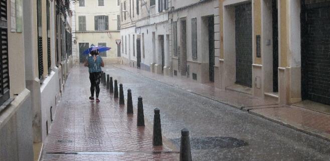 Lluvia en el centro de Maó.