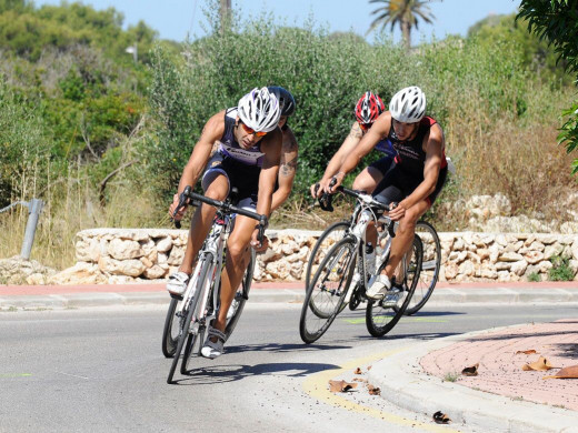 (Galería de fotos) Biel Forteza y Julia Rita reinan en el Triatló d’Es Castell