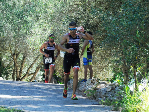 (Galería de fotos) Biel Forteza y Julia Rita reinan en el Triatló d’Es Castell