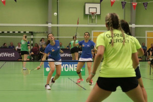 Partido de badminton ante Jersey.