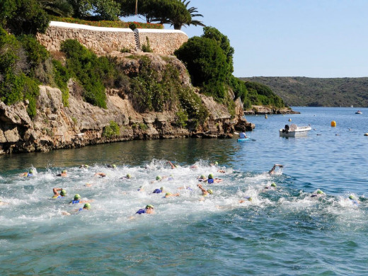 (Galería de fotos) Biel Forteza y Julia Rita reinan en el Triatló d’Es Castell