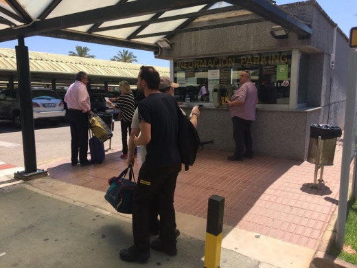 (Galería de fotos) Caos en el parking del aeropuerto de Menorca