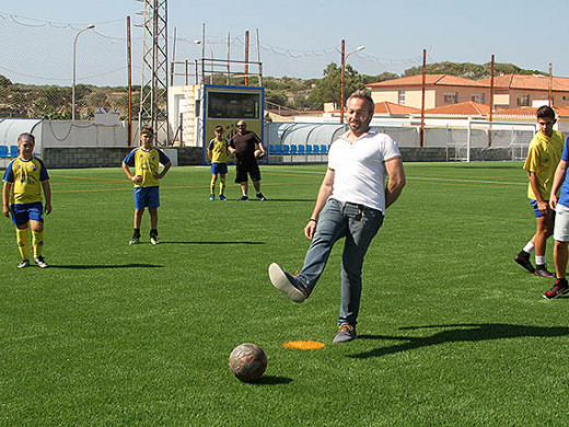 (Galería de fotos) Fútbol y goles para estrenar el nuevo césped en Es Castell