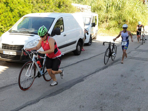 (Galería de fotos) Biel Forteza y Julia Rita reinan en el Triatló d’Es Castell