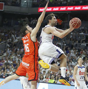 Tiro de Llull ante Vives (Foto: ACB)