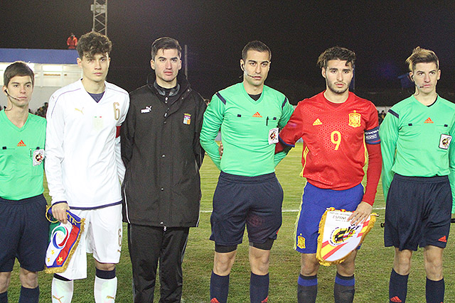 Torras, durante un partido internacional de España sub 17.