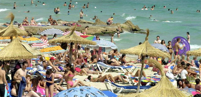 Turistas en la playa.