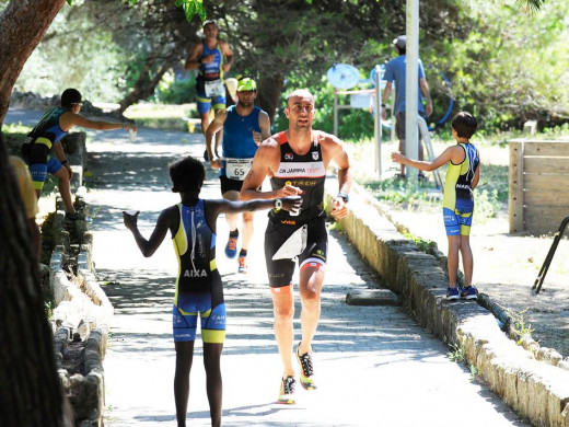 (Galería de fotos) Biel Forteza y Julia Rita reinan en el Triatló d’Es Castell