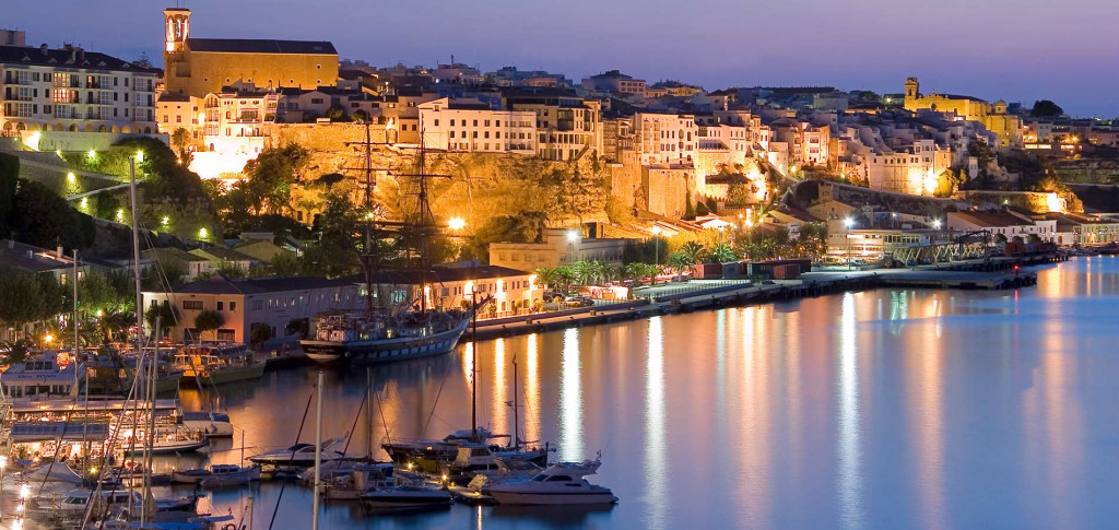 Vista nocturna del puerto de Maó (Foto: Visit Menorca)