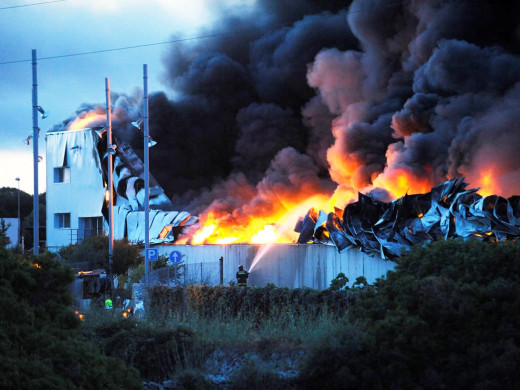 (Ampliación con fotos y vídeos) Un incendio arrasa completamente la planta TIV de Maó
