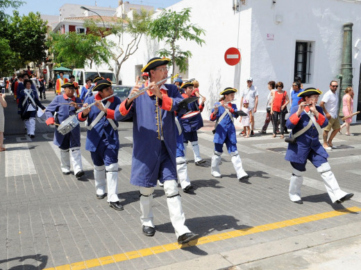 Es Castell recrea de nuevo la devolución de Menorca a España