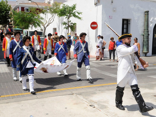 Es Castell recrea de nuevo la devolución de Menorca a España