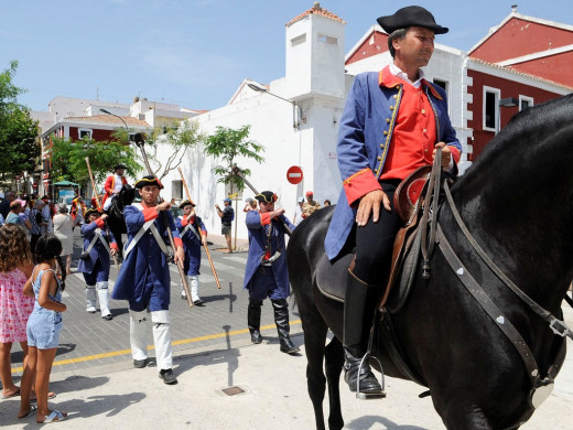 Es Castell recrea de nuevo la devolución de Menorca a España