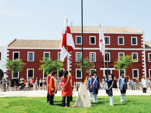 Es Castell recrea de nuevo la devolución de Menorca a España