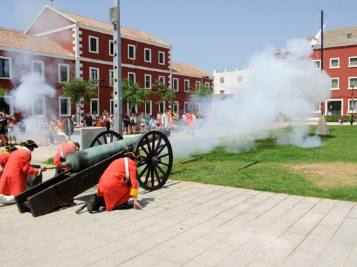 Es Castell recrea de nuevo la devolución de Menorca a España