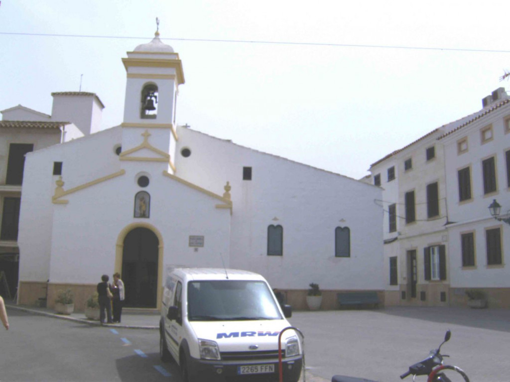 La calle Major es la arteria principal del pueblo